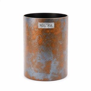 Sfeerfoto handgeschilderde vaas in roest en metallic blauw van Plant a Tree