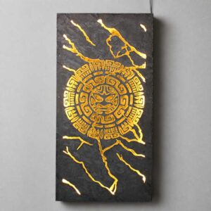 Maya beton schilderij met warme verlichting aan de muur