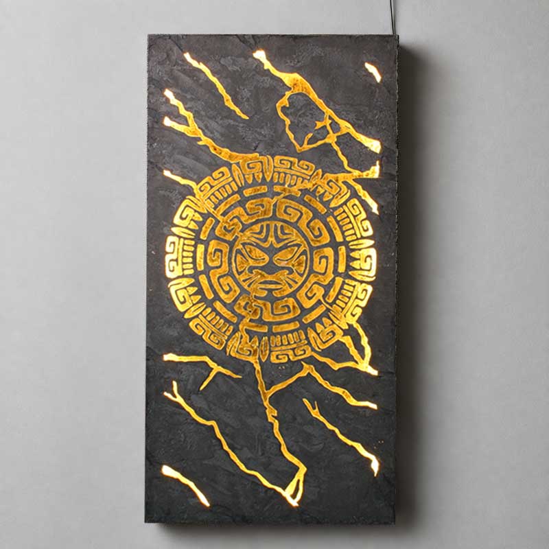Maya beton schilderij met warme verlichting aan de muur