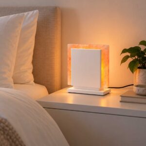 Witte zoutlamp Sylvestris op nachtkastje naast bed