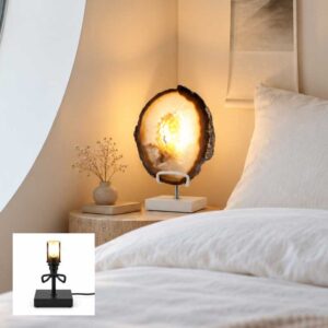 Agaat Lamp Aurelia sfeervol verlicht op nachtkastje in lichte slaapkamer