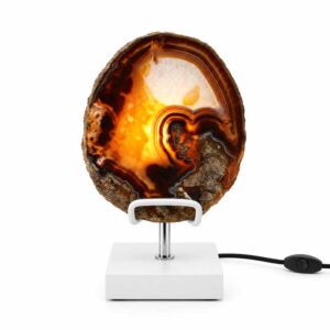 Agaat Lamp Aurora met warme verlichting op witte standaard