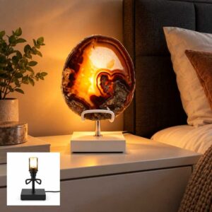 Agaat Lamp Aurora sfeervol verlicht op nachtkastje in slaapkamer