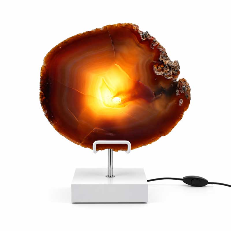 Agaat lamp Ember met witte voet en warme roodbruine agaatschijf