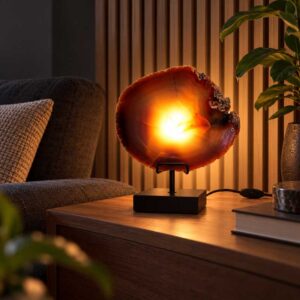 Agaat lamp Ember met zwarte standaard in een warm modern interieur