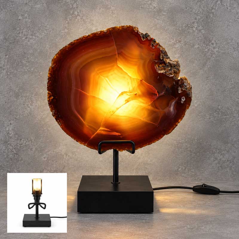 Agaat lamp Ember met zwarte standaard en warme verlichting tegen betonlook achtergrond