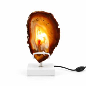 Agaat Lamp Flare met warme verlichting op witte standaard