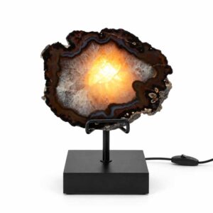 Agaat lamp Nova met zwarte standaard, donkere agaatrand en warm verlicht kristalcentrum