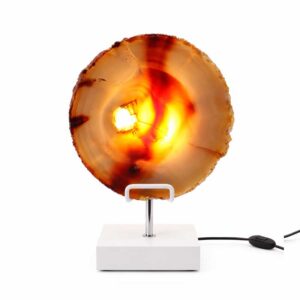 Agaat Lamp op Standaard Sequoia met witte voet en verlichte oranje-rode agaatschijf