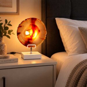 Agaat Lamp Sequoia met witte voet als sfeerverlichting op een nachtkastje naast het bed