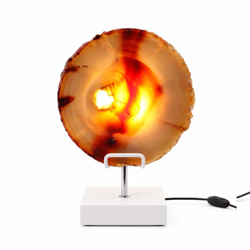 Agaat Lamp op Standaard Sequoia met witte voet en verlichte oranje-rode agaatschijf