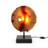 Agaat Lamp op Standaard Sequoia met zwarte voet en verlichte oranje-rode agaatschijf