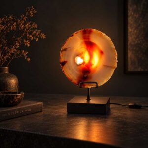 Agaat Lamp Sequoia met zwarte voet als warme sfeerverlichting in een donker interieur