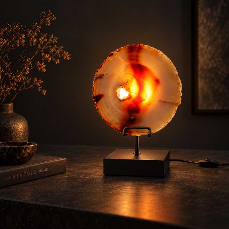 Agaat Lamp Sequoia met zwarte voet als warme sfeerverlichting in een donker interieur