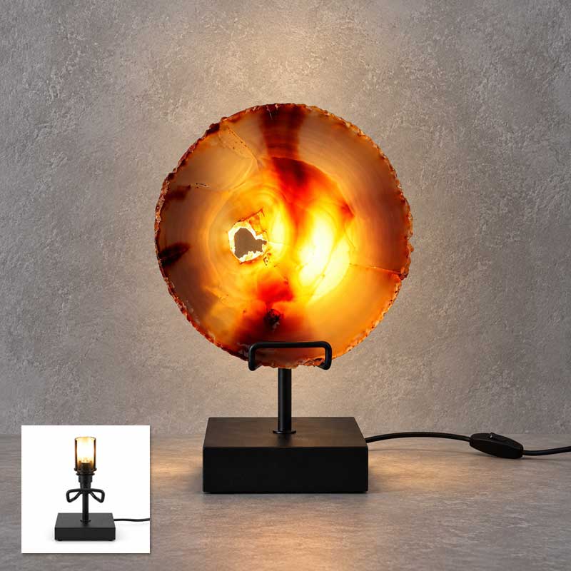 Agaat Lamp Sequoia op zwarte standaard met warme verlichting en natuurlijke oranje-rode agaatschijf