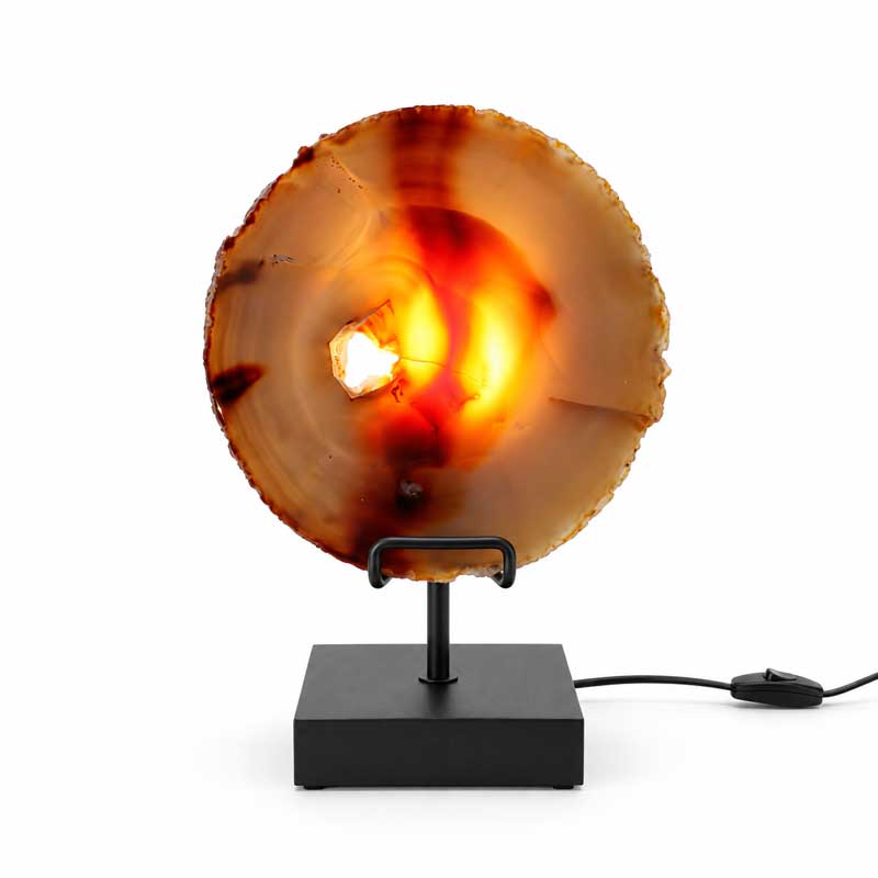 Agaat Lamp op Standaard Sequoia met zwarte voet en verlichte oranje-rode agaatschijf