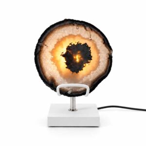 Agaat Lamp Orbit met warme verlichting op witte standaard