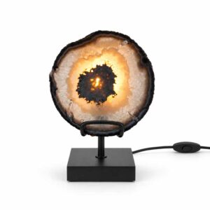 Agaat Lamp Orbit op zwarte standaard met ronde agaatschijf, donkere kern en warme verlichting