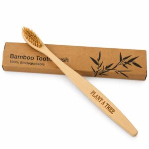 Bamboe tandenborstel met Plant a Tree gravure en kartonnen verpakking