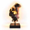 Roze Amethist Eclipse lamp op zwarte standaard met warme verlichting en donkere natuurlijke mineraalstructuren