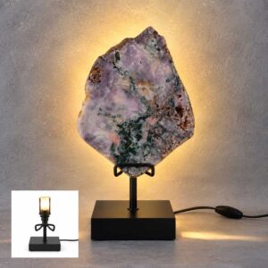Roze Amethist Lamp Blossom op zwarte standaard met warme verlichting achter de steen