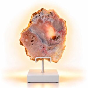 Roze Amethist Terra lamp op witte standaard met warme gloed en natuurlijke roze, grijze en aardse mineraalstructure