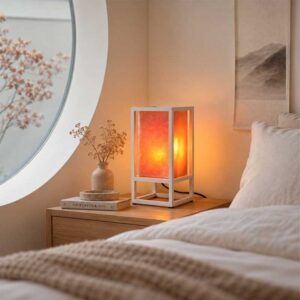 Witte Zoutlamp Alder op nachtkastje in sfeervolle slaapkamer