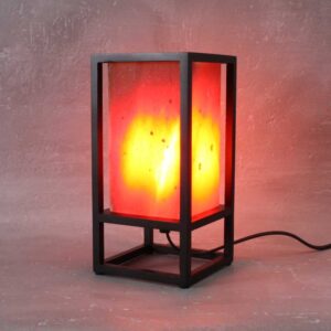 Zwarte Zoutlamp Alder met verlicht natuurlijk zoutkristal