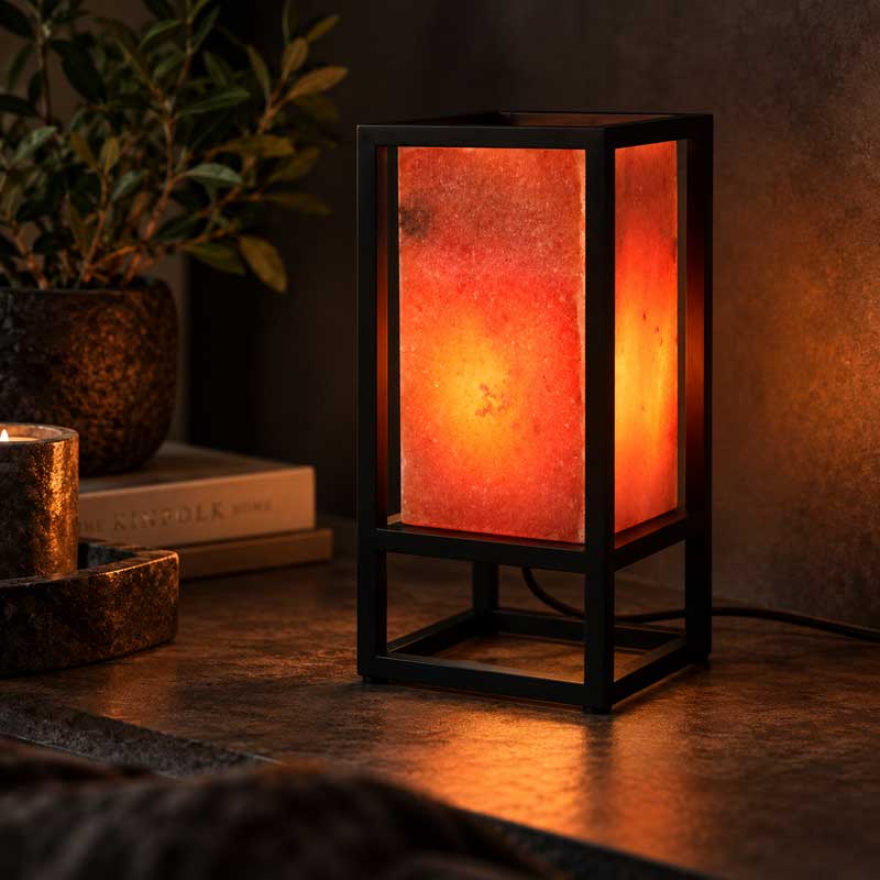 Zwarte Zoutlamp Alder met warm verlicht natuurlijk zoutkristal