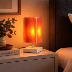 Zoutlamp Aspen wit op nachtkastje in sfeervolle slaapkamer