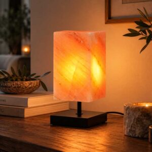 Zoutlamp Aspen met zwart onderstel in sfeervol interieur