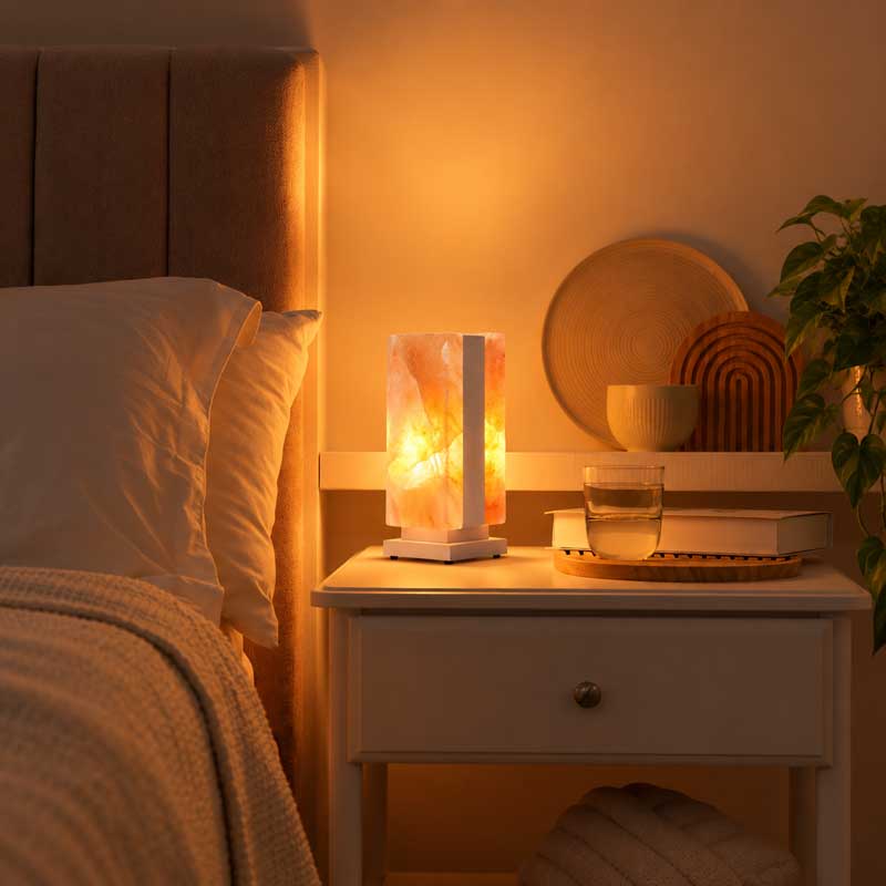 Witte Zoutlamp Cedar op nachtkastje in sfeervolle slaapkamer