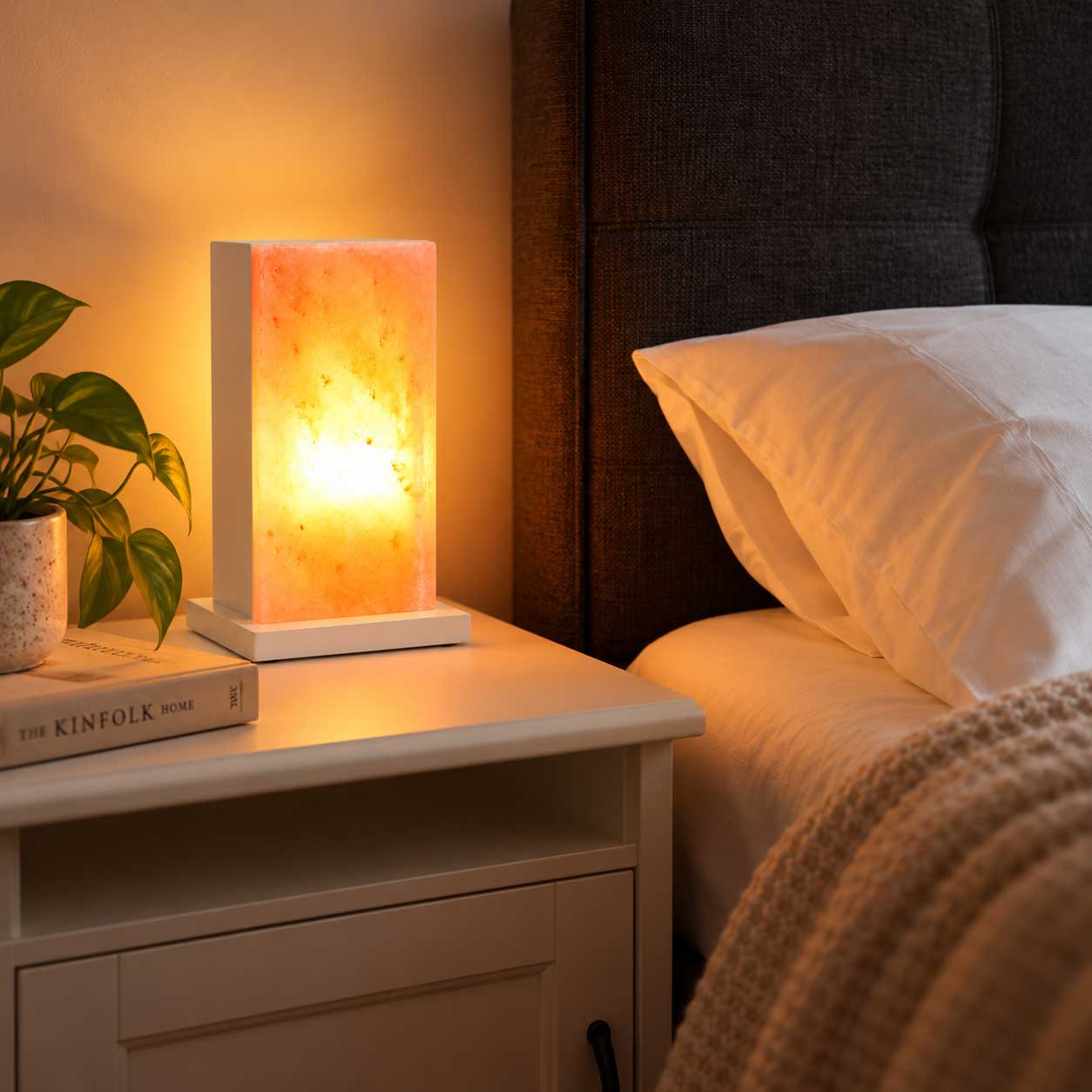 Witte Zoutlamp Cypress op nachtkastje in sfeervolle slaapkamer