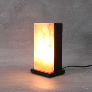Zwarte Zoutlamp Cypress met warm verlicht zoutkristal en moderne zwarte voet