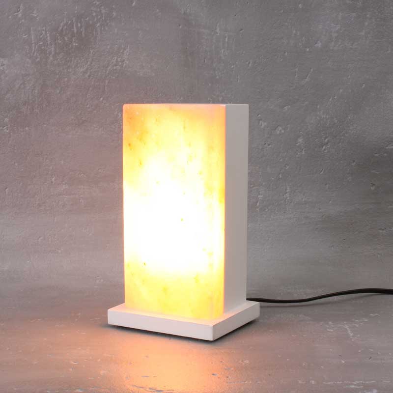Witte Zoutlamp Cypress met warm verlicht zoutkristal en moderne witte voet