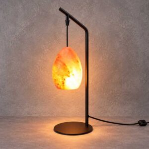 Zoutlamp Elm met hangende zoutsteen aan zwarte metalen standaard, verlicht tegen grijze achtergrond