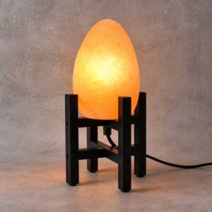 Zoutlamp Flame met vlamvormige zoutsteen in zwart frame, verlicht tegen grijze achtergrond