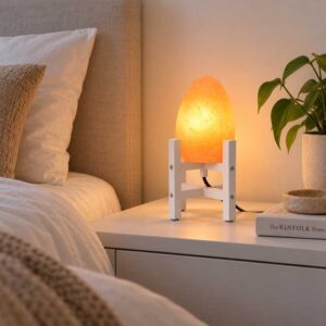 Zoutlamp Flame met vlamvormige zoutsteen in wit frame op nachtkastje