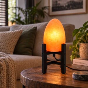 Zoutlamp Flame met vlamvormige zoutsteen in zwart frame in warme woonkamer