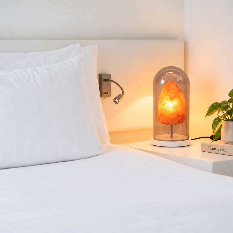 Zoutlamp Aurora met witte voet als sfeerverlichting in slaapkamer – Plant a Tree