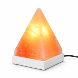 Zoutlamp Peak met piramidevormige zoutsteen op witte vierkante voet
