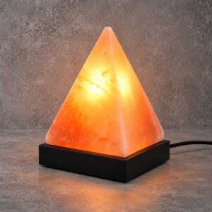 Zoutlamp Peak met piramidevormige zoutsteen op zwarte voet, verlicht tegen grijze achtergrond
