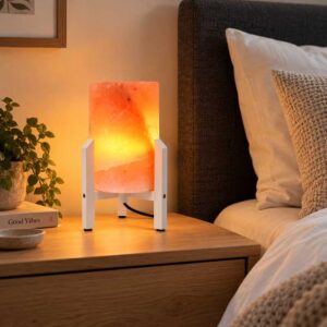 Zoutlamp Redwood met witte standaard als sfeerverlichting op een nachtkastje