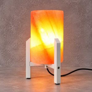 Zoutlamp Redwood met cilindervormig zoutkristal en witte standaard in sfeervolle setting