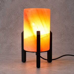 Zoutlamp Redwood met cilindervormig zoutkristal en zwarte standaard in sfeervolle setting