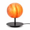 Zoutlamp Solis met ronde zoutsteen en zwarte metalen standaard