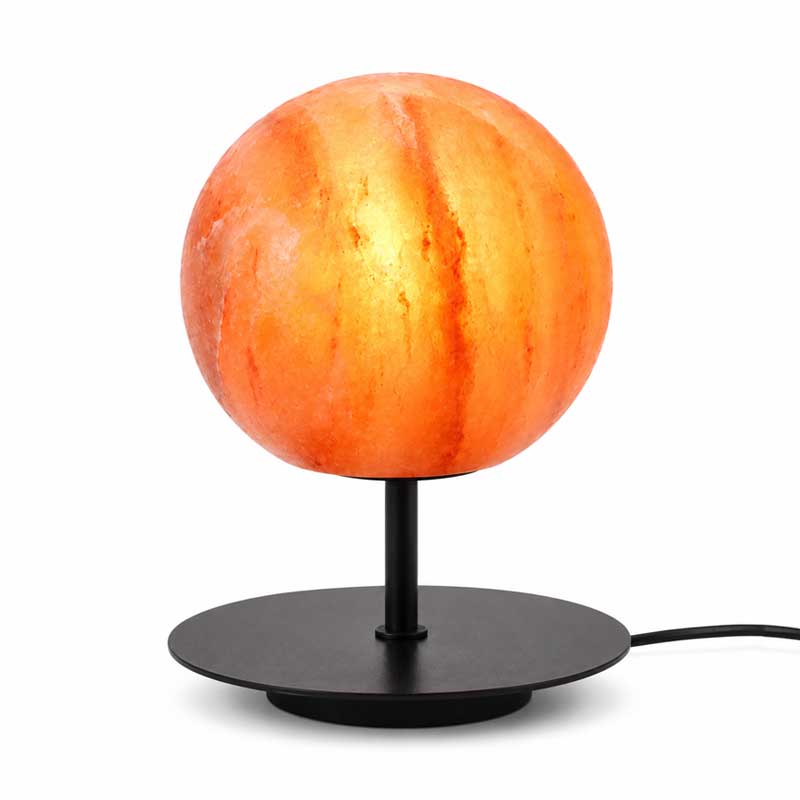 Zoutlamp Solis met ronde zoutsteen en zwarte metalen standaard