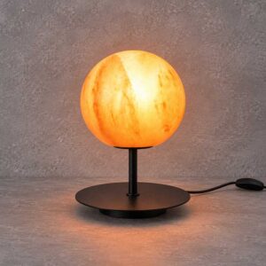 Zoutlamp Solis met ronde zoutsteen op zwarte metalen standaard, verlicht tegen grijze achtergrond