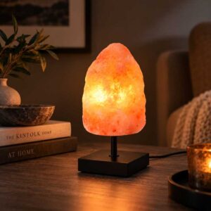 Zoutlamp Willow met ruwe zoutsteen op zwarte standaard in warm interieur