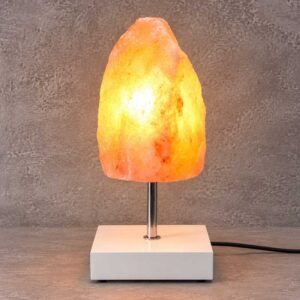 Zoutlamp Willow met ruwe zoutsteen op witte standaard in sfeervolle setting